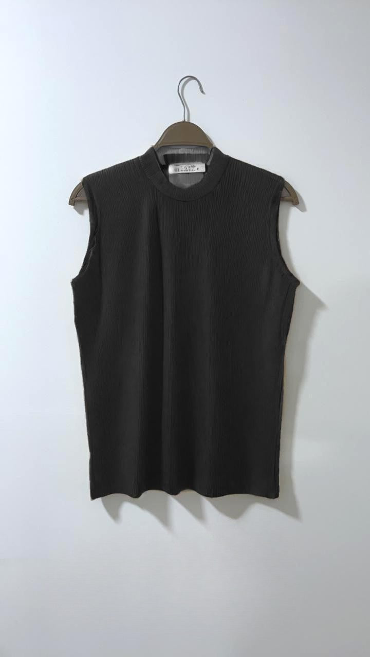 Sleeveless Basic Top - black